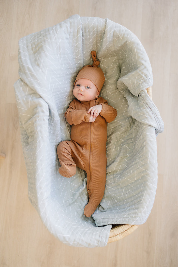 Mebie Baby Gender Neutral Infant Muslin quilt its 100% cotton. Looks great in any nursery.
