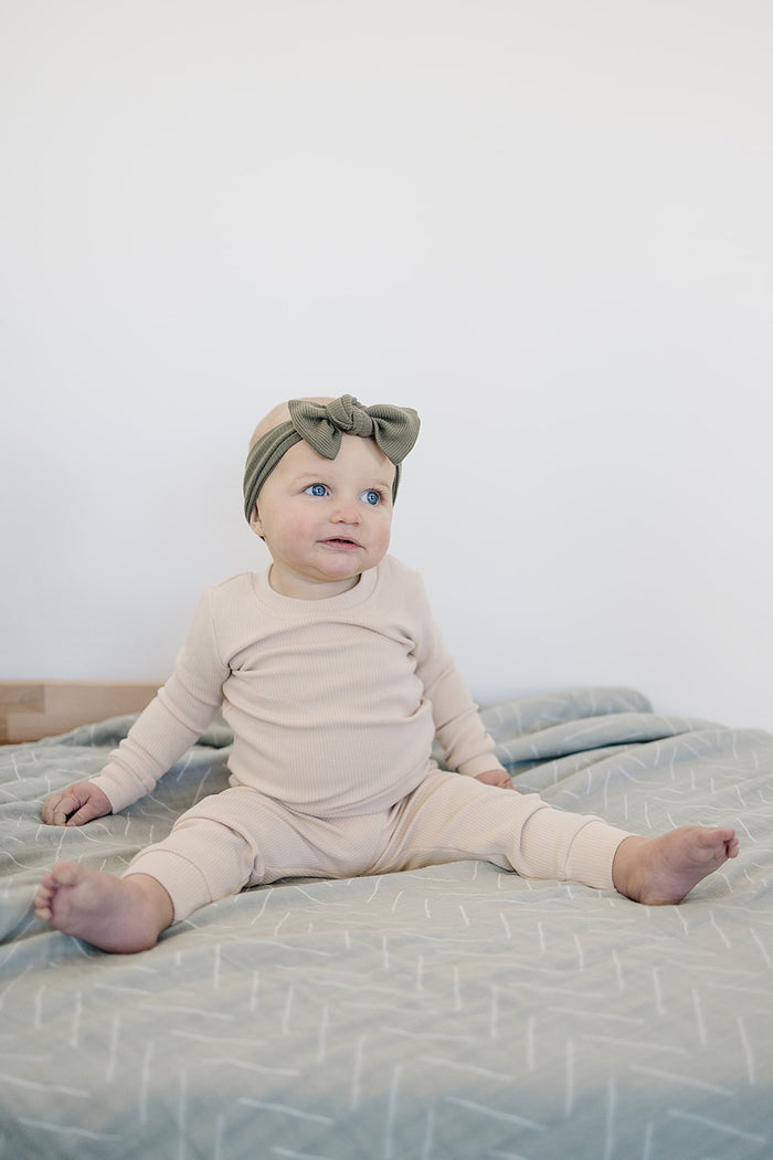 Mebie Baby Gender Neutral Infant Muslin quilt its 100% cotton. Looks great in any nursery.