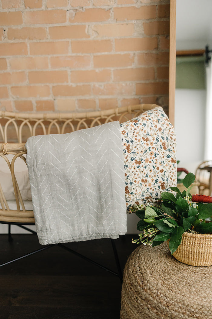 Mebie Baby Gender Neutral Infant Muslin quilt its 100% cotton. Looks great in any nursery.